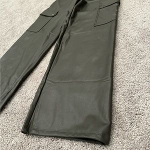 New size s green pants for women. 👖